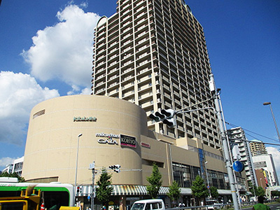 兵庫県神戸市東灘区住吉駅前駐車場（KiLaLa住吉駐車場）を紹介します。駅に隣接しており、アクセス抜群。