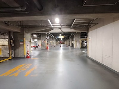 兵庫県神戸市東灘区住吉駅前駐車場（KiLaLa住吉駐車場）を紹介します。広々として明るい通路を採用しています。