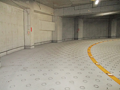 兵庫県神戸市東灘区住吉駅前駐車場（KiLaLa住吉駐車場）を紹介します。駐車場の車路となります。