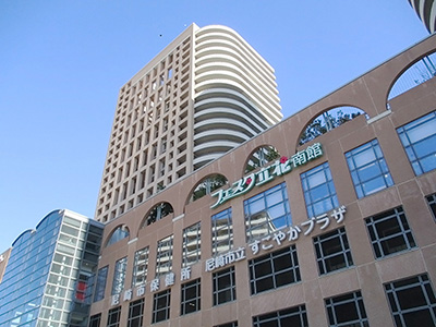 兵庫県尼崎市立花駅前のフェスタ立花南館 地下一階駐車場です。雨に濡れることなくお買い物も出来、電車と車で急な通勤方法変更にも便利な立地です。