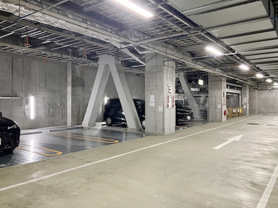 兵庫県尼崎市立花駅前のフェスタ立花南館 地下一階駐車場です。平面駐車場なので、車高を気にする方も安心の造りとなっています。