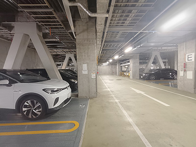兵庫県尼崎市立花駅前のフェスタ立花南館 地下一階駐車場です。車間距離も安心の造りです。