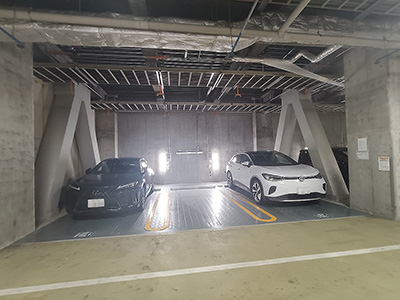 兵庫県尼崎市立花駅前のフェスタ立花南館 地下一階駐車場です。車間距離も安心の造りです。