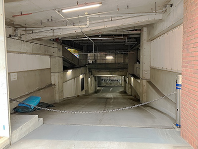 兵庫県尼崎市立花駅前のフェスタ立花南館 地下一階駐車場です。定期ご契約の方専用の入口をご用意しており、快適にお車を停めていただけます。